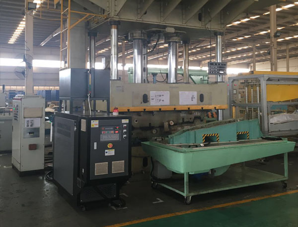 長安汽車內(nèi)飾件模具加熱模溫機